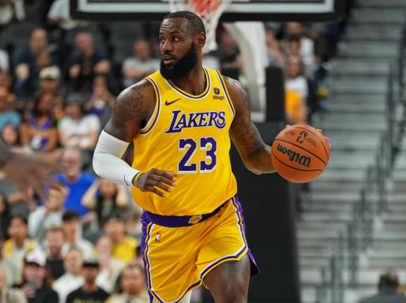 FB体育官网-詹姆斯表现出色,带领湖人战胜篮网