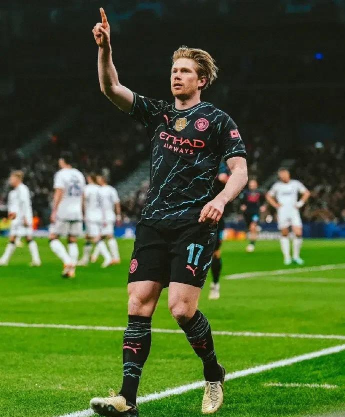 足球巨星强强对决,场上形势严峻 足球巨星强强对决,场上形势严峻