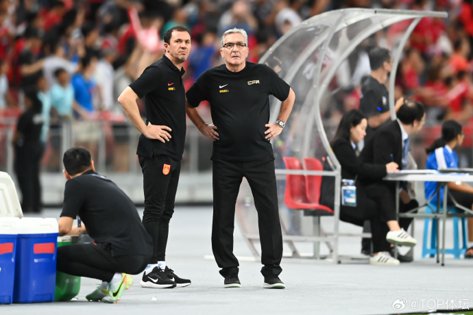 足球教练换帅风波持续,球员磨合不畅 足球教练换帅风波持续,球员磨合不畅